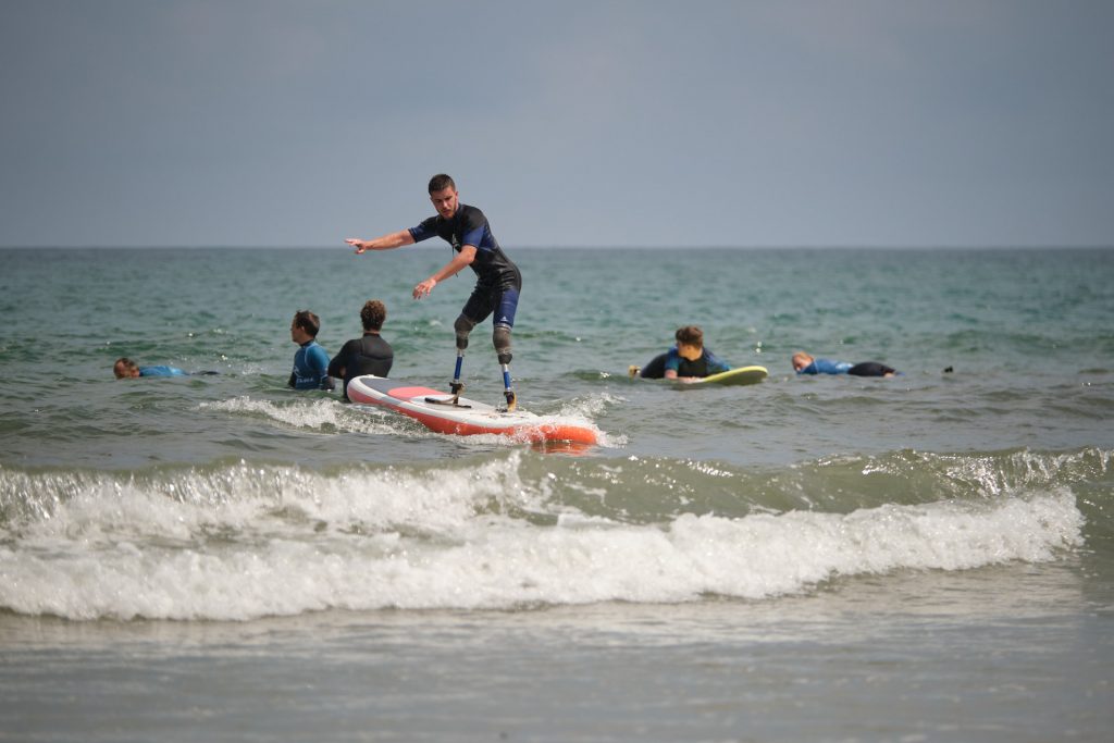 Damien Eschler, amputé des 2 jambes, surf