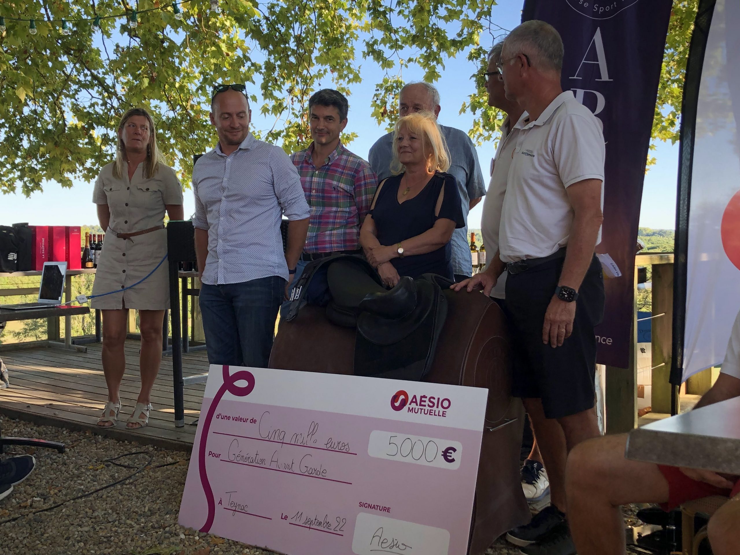 Remise de la selle à Romane lors du trophée de golf 2022